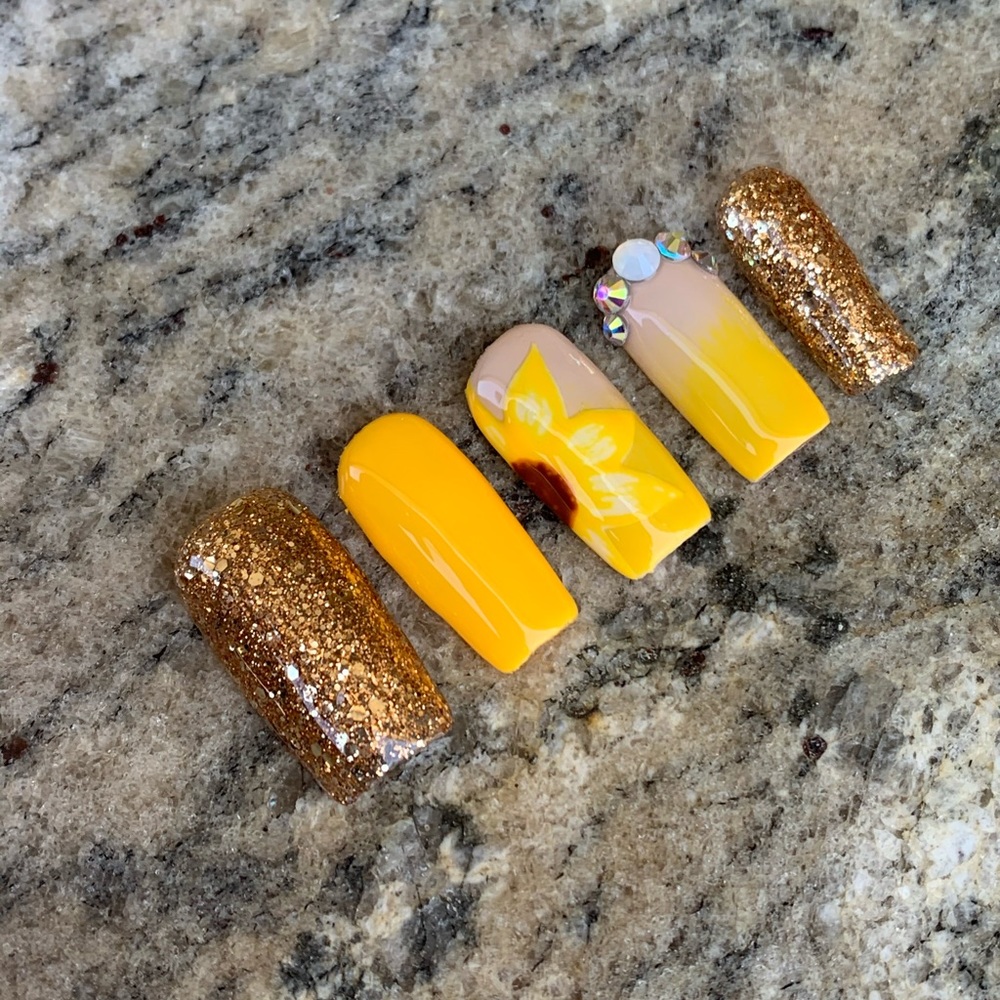 Press on nails 
Size: M (1,5,4,6,8)